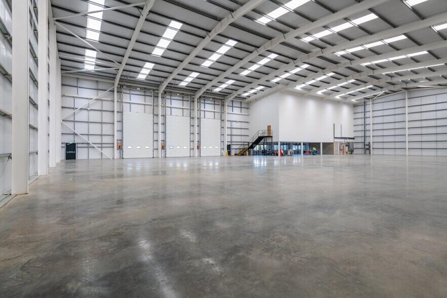 Magna Rd, Bournemouth for lease - Interior Photo - Image 2 of 8