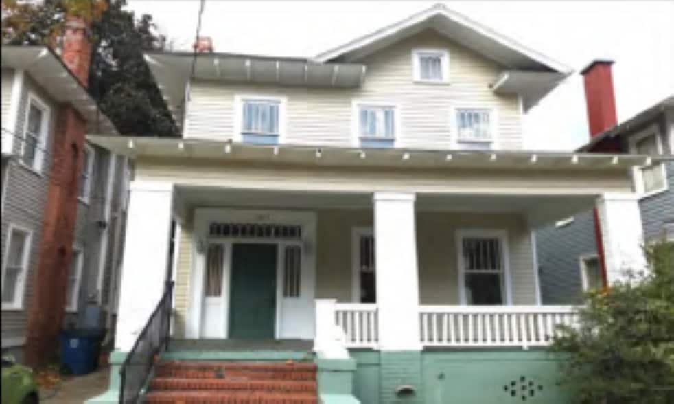 3 Rental Homes - 3-4 Units Per Home portfolio of 3 properties for sale on LoopNet.com - Building Photo - Image 2 of 4