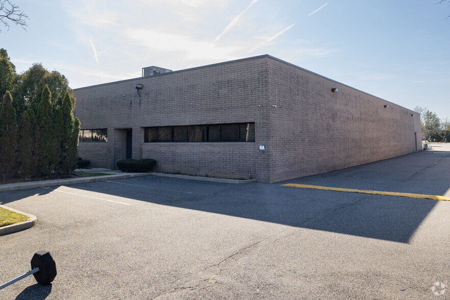 60 Executive Blvd, Farmingdale, NY for lease - Primary Photo - Image 1 of 13