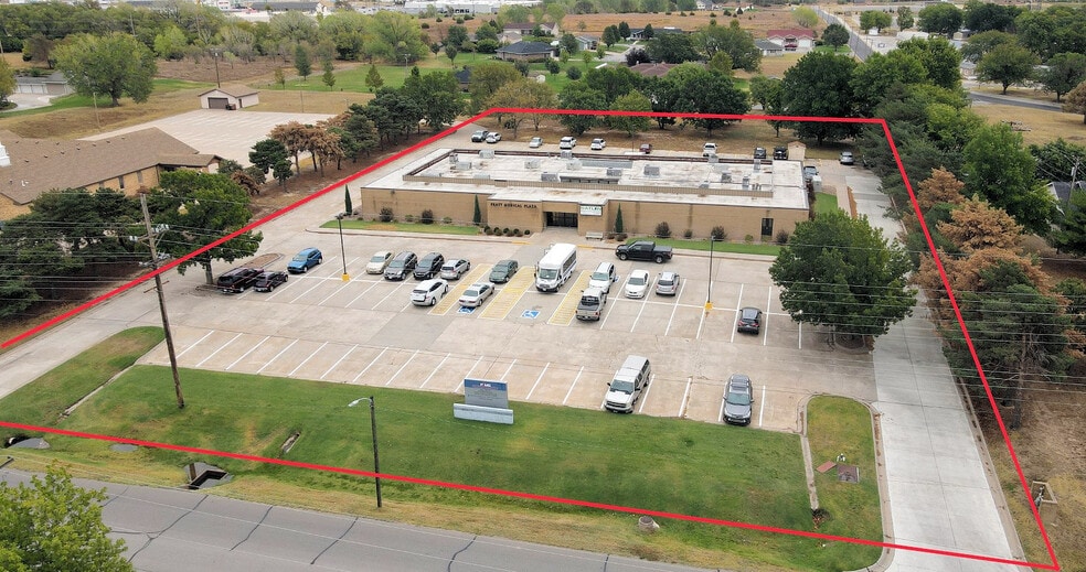 420 Country Club Rd, Pratt, KS 67124