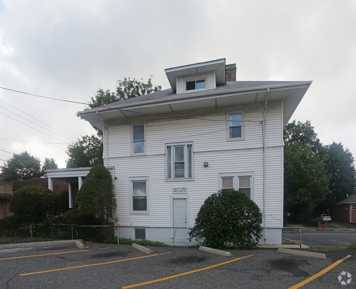 330 Winthrop St, Westbury, NY for sale - Building Photo - Image 3 of 20