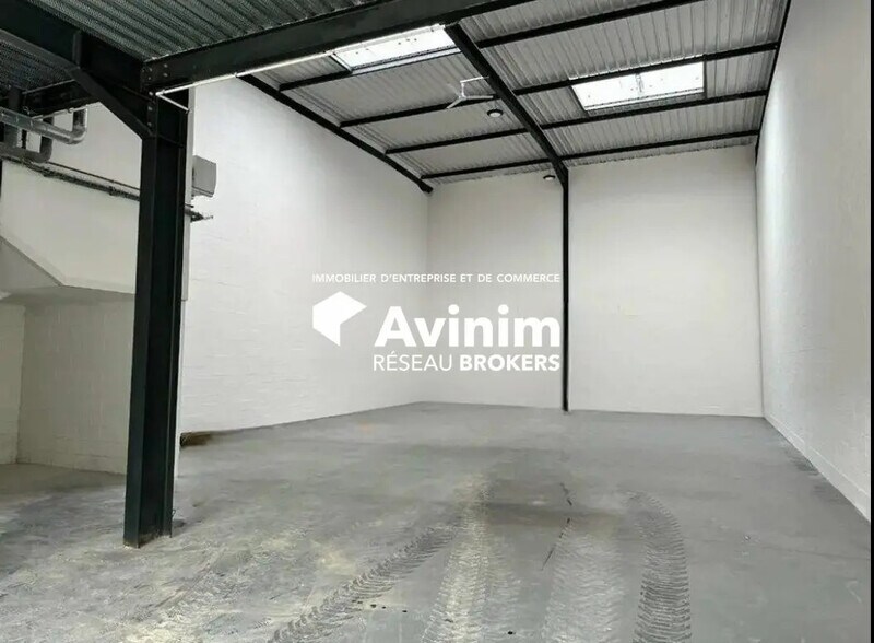 Industrial in Courtry for sale - Interior Photo - Image 1 of 1