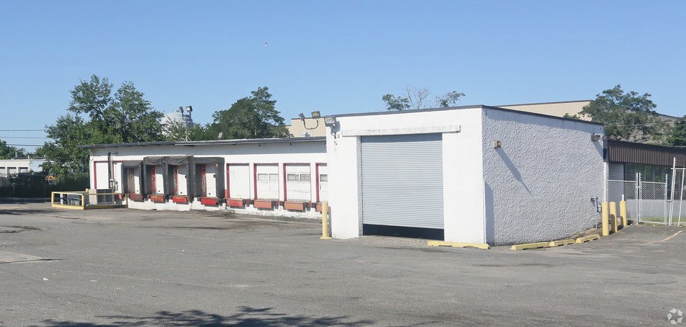 22 Spence St, Bay Shore, NY for lease - Primary Photo - Image 1 of 6