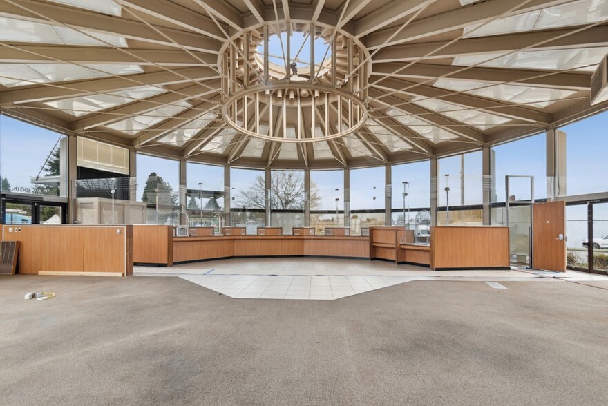 1616 SW 100th St, Seattle, WA for sale - Interior Photo - Image 2 of 9