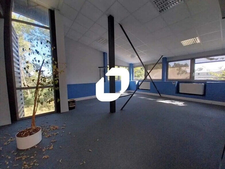 Office in Le Mesnil-Saint-Denis for lease - Building Photo - Image 2 of 12