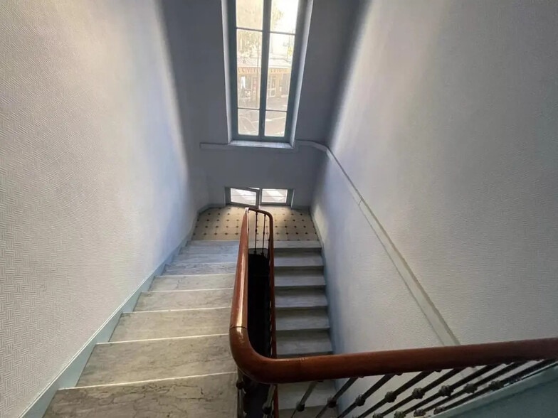 Office in Antibes for lease - Interior Photo - Image 2 of 10