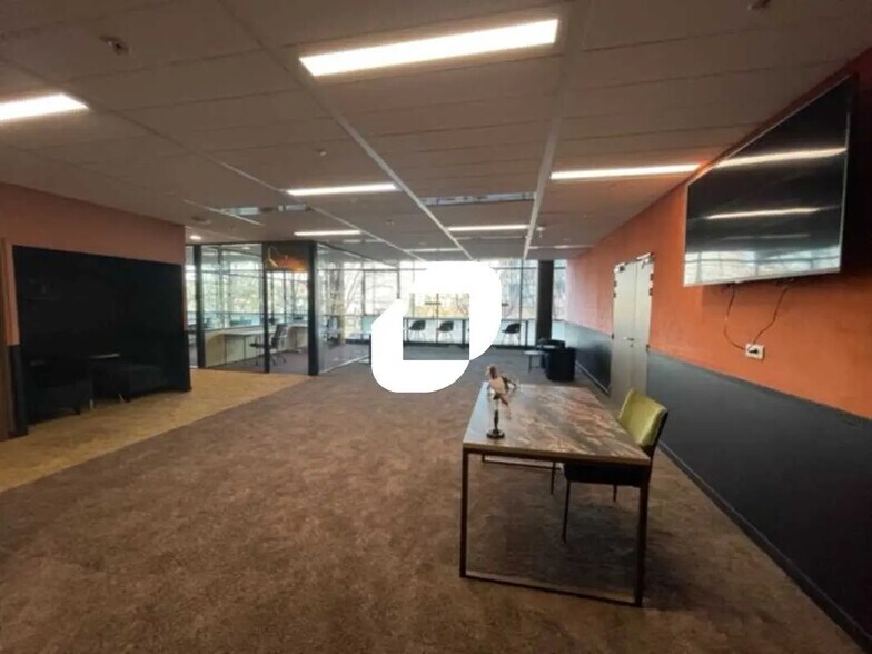 Office in Montrouge for lease - Building Photo - Image 2 of 18