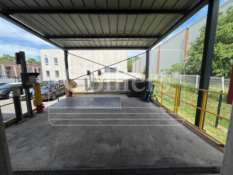 Industrial in Vitrolles for sale - Building Photo - Image 2 of 4