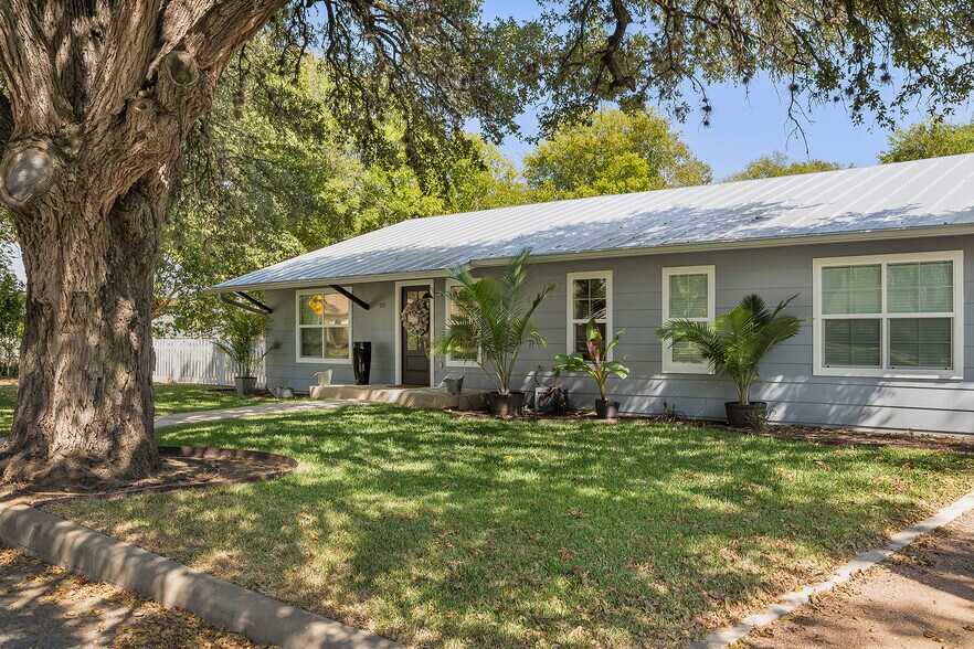 710 W Creek St, Fredericksburg, TX for sale - Building Photo - Image 1 of 1