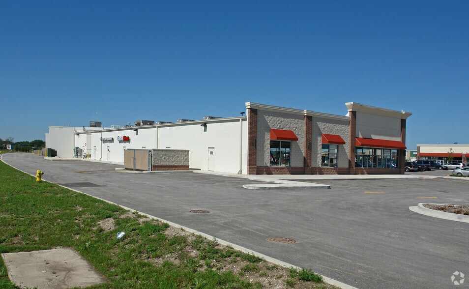 3925-3961 Fountain Square Pl, Waukegan, IL for lease - Building Photo - Image 2 of 17
