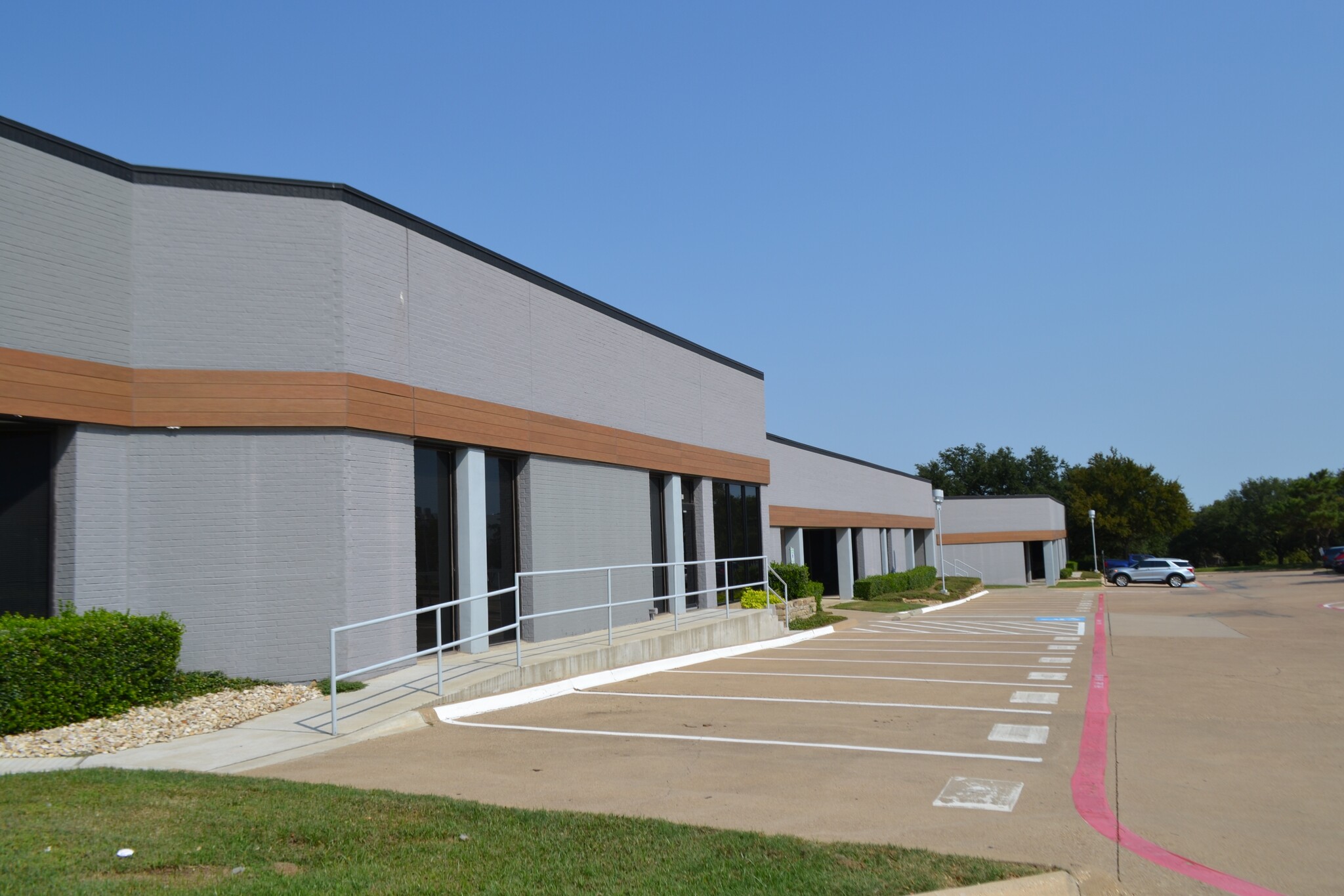 8101 Ridgepoint Dr, Irving, TX for lease Building Photo- Image 1 of 5