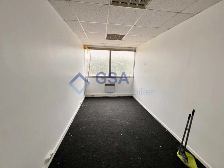 Office in Grigny for lease - Interior Photo - Image 2 of 2