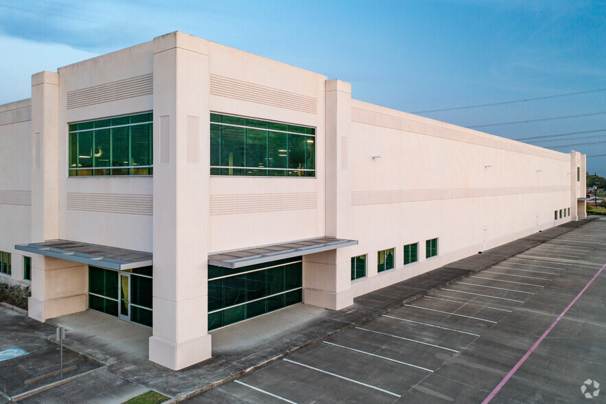 971 N Sam Houston Parkway E, Houston, TX for sale - Building Photo - Image 1 of 1