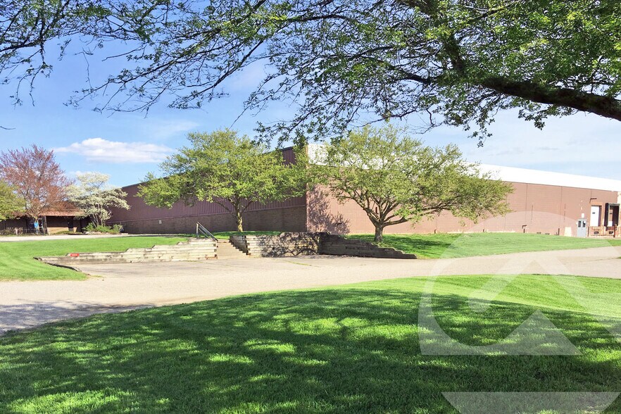 221 Industrial Dr, Hillsdale, MI for sale - Primary Photo - Image 1 of 1