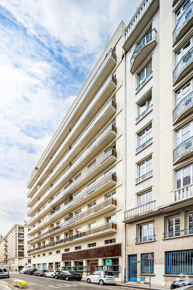 Office/Retail in Lyon for lease - Primary Photo - Image 1 of 1