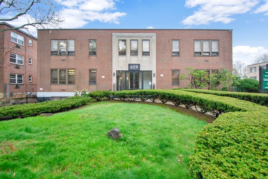 609 Farmington Ave, Hartford, CT for lease - Building Photo - Image 1 of 29