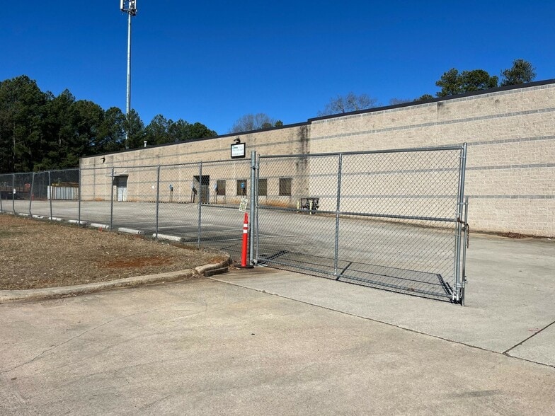 3070 Lumby Dr, Decatur, GA for lease - Building Photo - Image 2 of 9