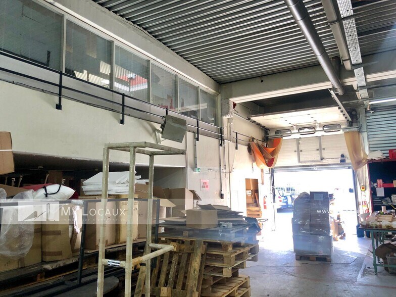 Flex in Aubervilliers for lease - Interior Photo - Image 3 of 6