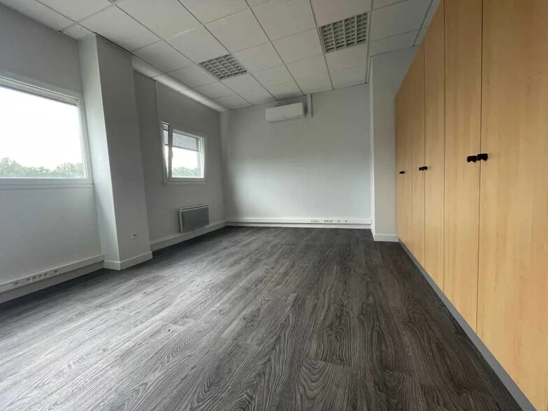 Office in Allonne for lease - Interior Photo - Image 2 of 5
