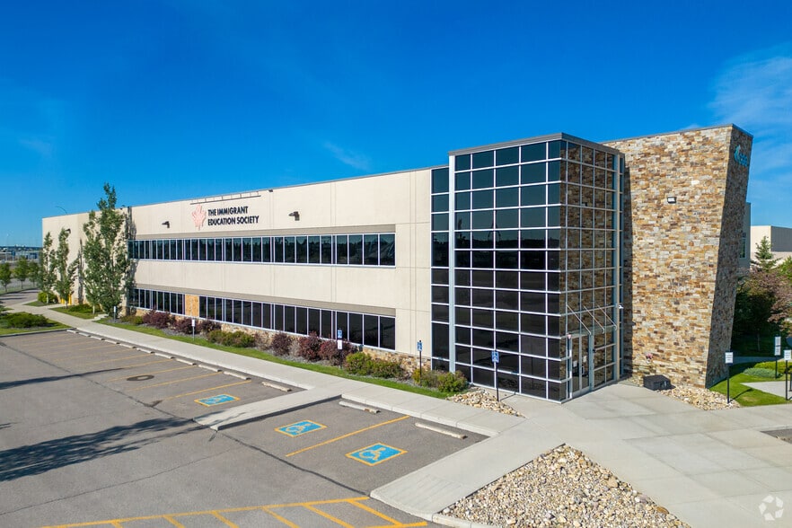 3675 63rd Ave NE, Calgary, AB for lease - Primary Photo - Image 1 of 8