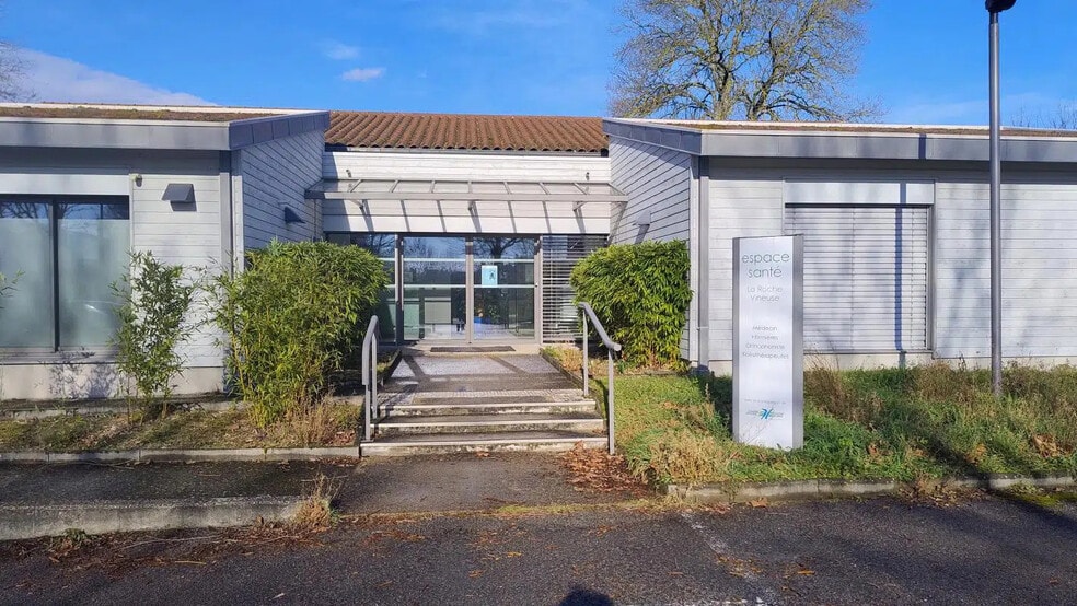 Office in La Roche-Vineuse for lease - Building Photo - Image 3 of 3