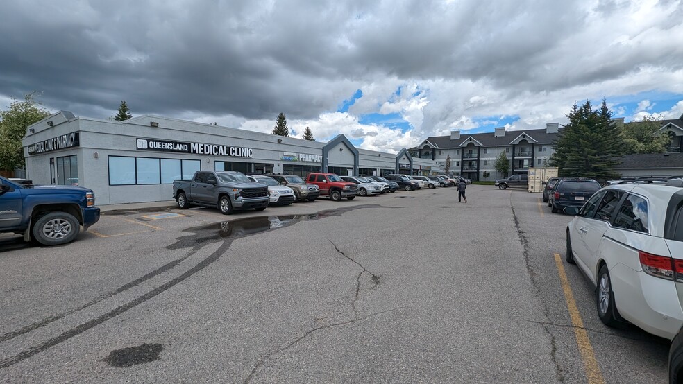 950 Queensland Dr SE, Calgary, AB for lease - Building Photo - Image 3 of 11