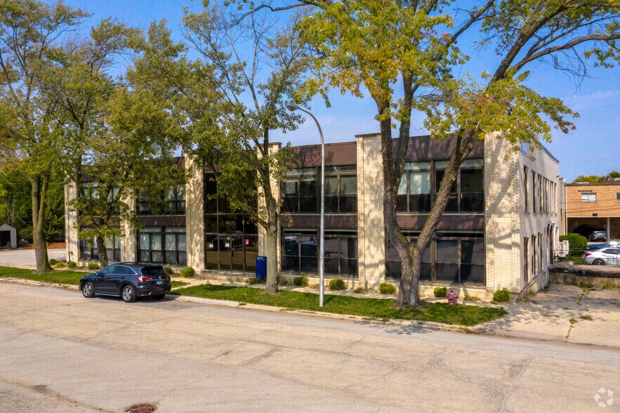 9930 Derby Ln, Westchester, IL 60154