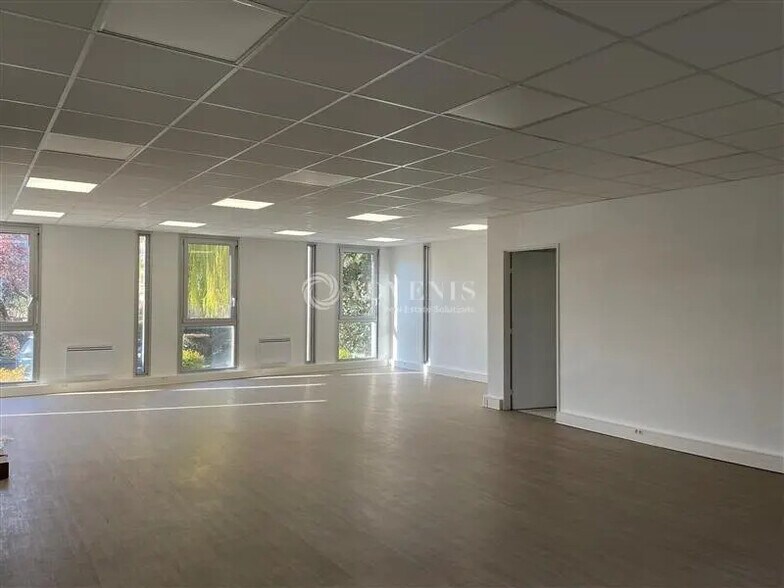 Office in Vélizy-Villacoublay for lease - Interior Photo - Image 1 of 5