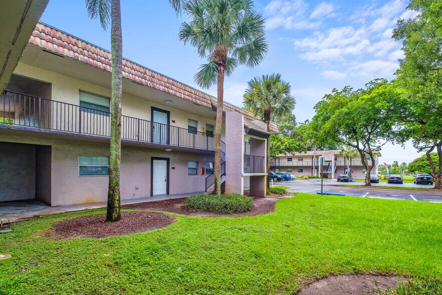 6700 Nova Dr, Davie, FL 33317