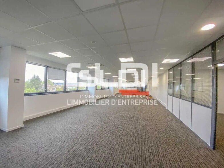 Office in Meyzieu for lease - Interior Photo - Image 3 of 9