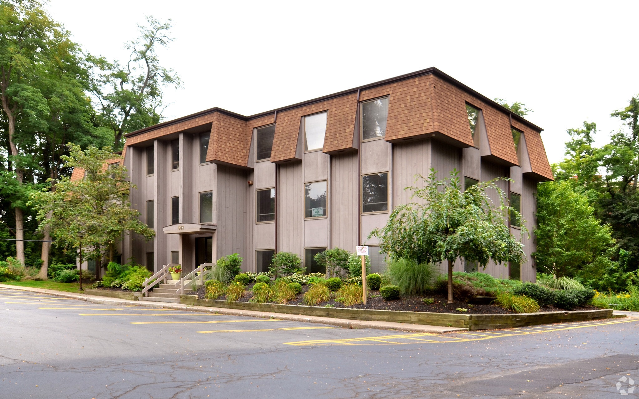 642 Kreag Rd, Pittsford, NY for sale Primary Photo- Image 1 of 1