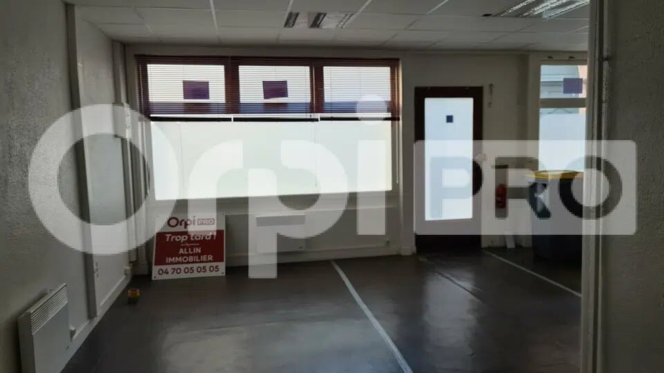 Office in Montluçon for lease Interior Photo- Image 1 of 6