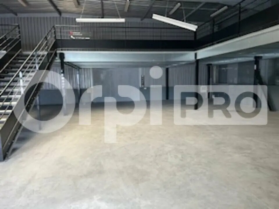 Flex in Saint-Georges-de-Reneins for lease Interior Photo- Image 1 of 9