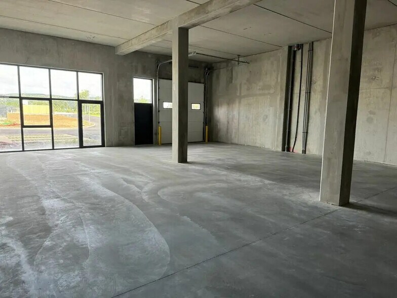 Office in Valence for lease - Building Photo - Image 2 of 4