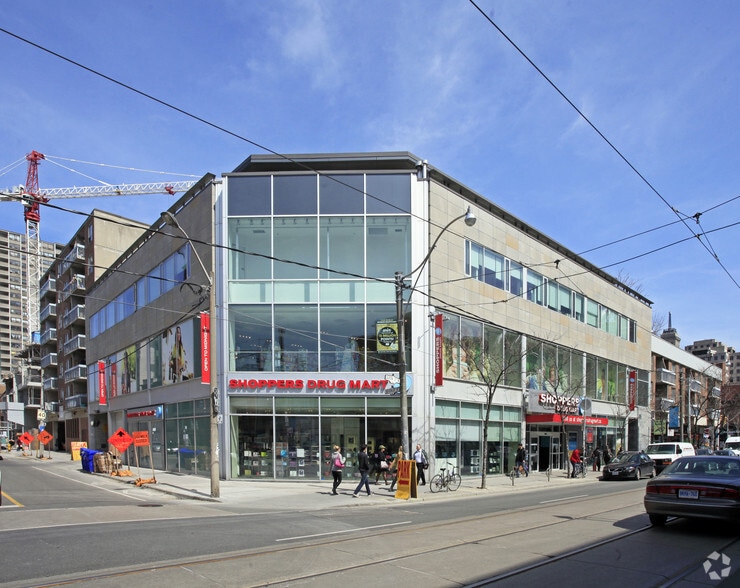252-260 Queen St W, Toronto, ON for lease - Primary Photo - Image 1 of 6