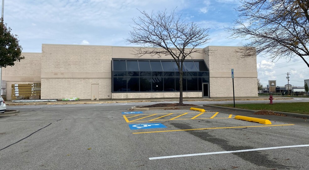 820 W Bloomington Rd, Champaign, IL for lease - Building Photo - Image 1 of 5