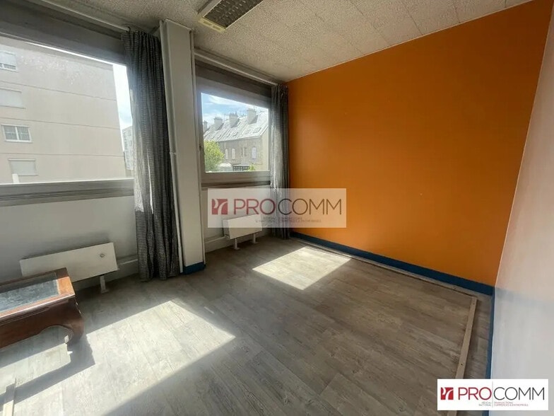 Office in Chartres for sale - Interior Photo - Image 1 of 11