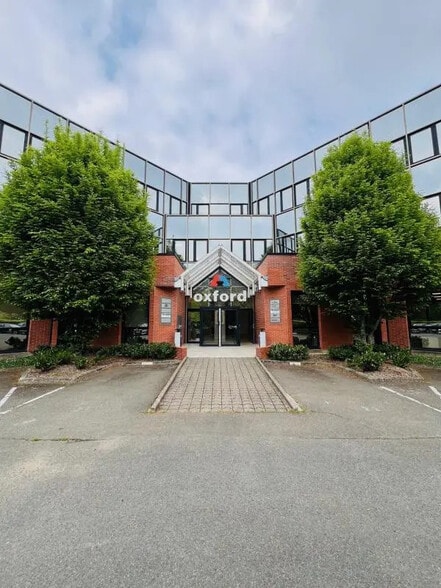 Office in Montigny-le-Bretonneux for lease - Building Photo - Image 1 of 32