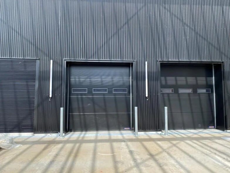 Flex in Lezennes for lease - Building Photo - Image 2 of 11