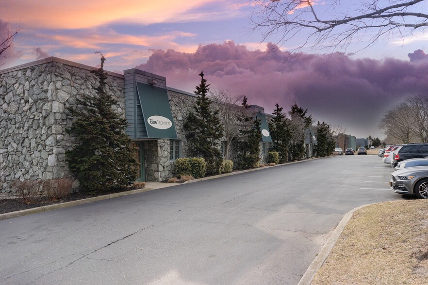 75 Orville Dr, Bohemia, NY 11716