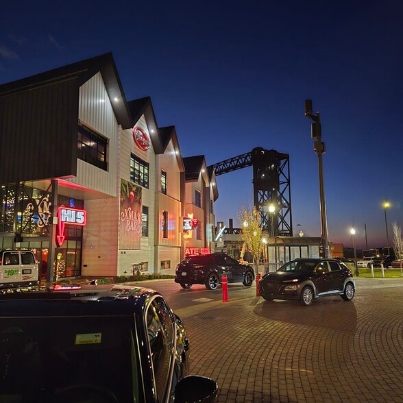 1048-1052 Old River Rd, Cleveland, OH for lease - Building Photo - Image 2 of 3