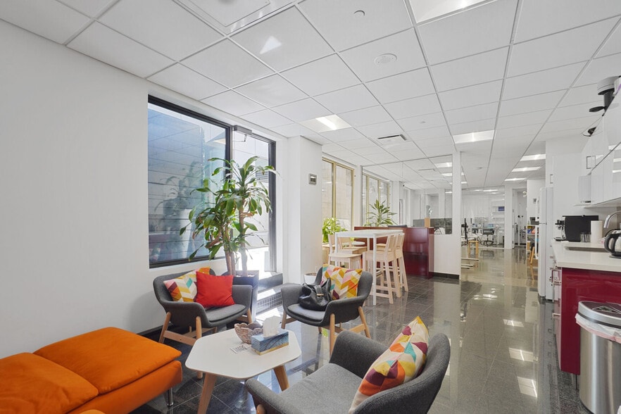 614 Rue Saint-Jacques, Montréal, QC for lease - Building Photo - Image 3 of 16