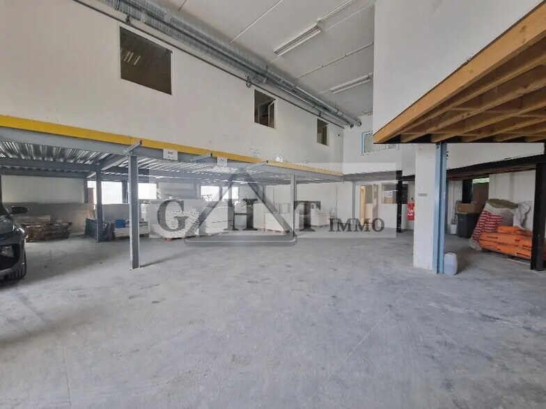 Industrial in La Courneuve for sale - Building Photo - Image 2 of 8