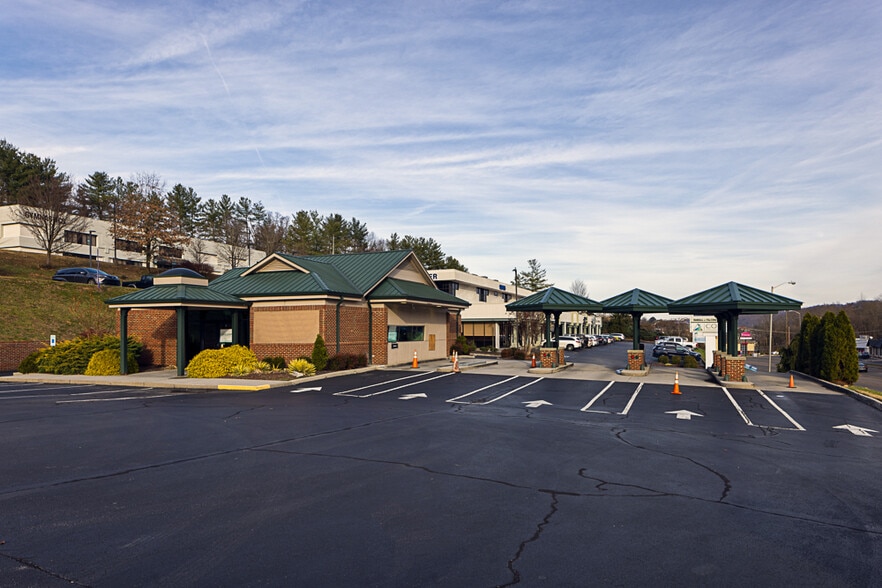 1708 N Eastman Rd, Kingsport, TN for sale - Building Photo - Image 2 of 15