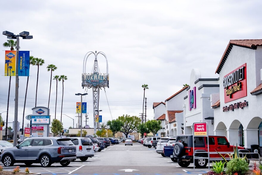 11701-13927 Rosecrans Ave, Norwalk, CA for lease - Building Photo - Image 2 of 6