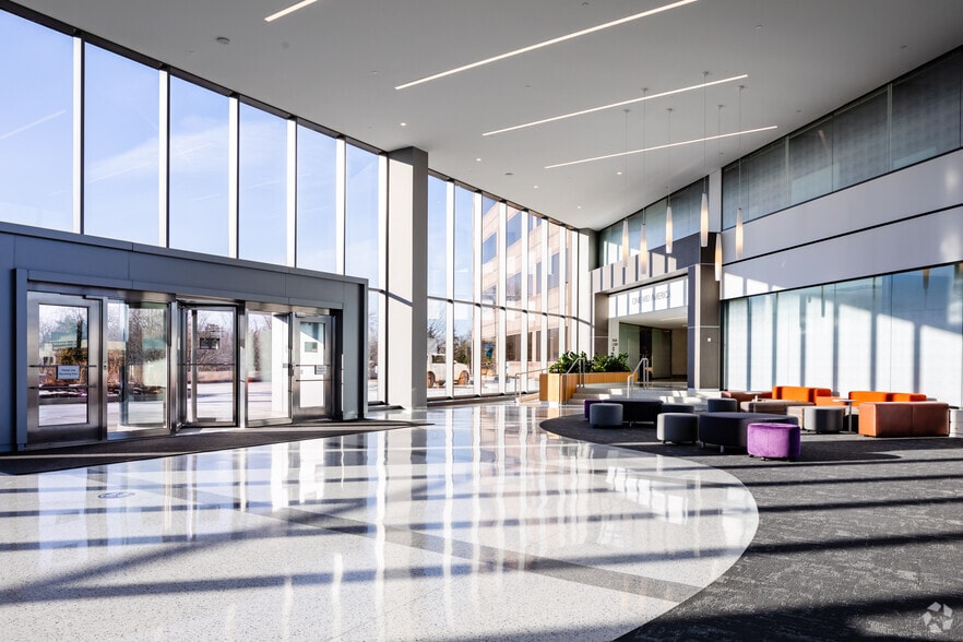 2 Mid America Plz, Oakbrook Terrace, IL for lease - Lobby - Image 2 of 11