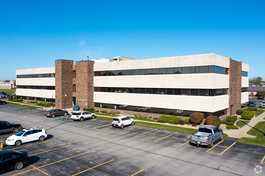 4901 Towne Centre Rd, Saginaw, MI for lease - Building Photo - Image 1 of 5