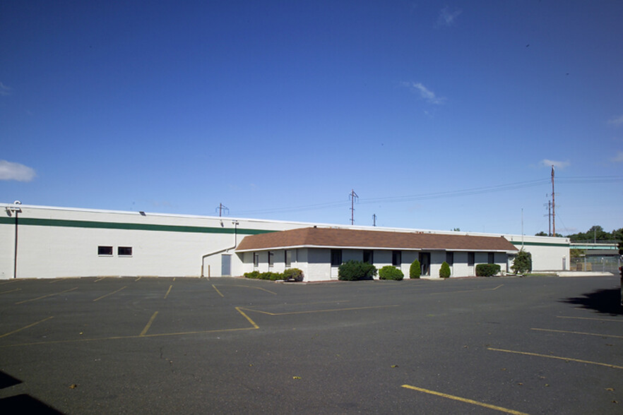 1750 Woodhaven Dr, Bensalem, PA for lease - Building Photo - Image 1 of 13