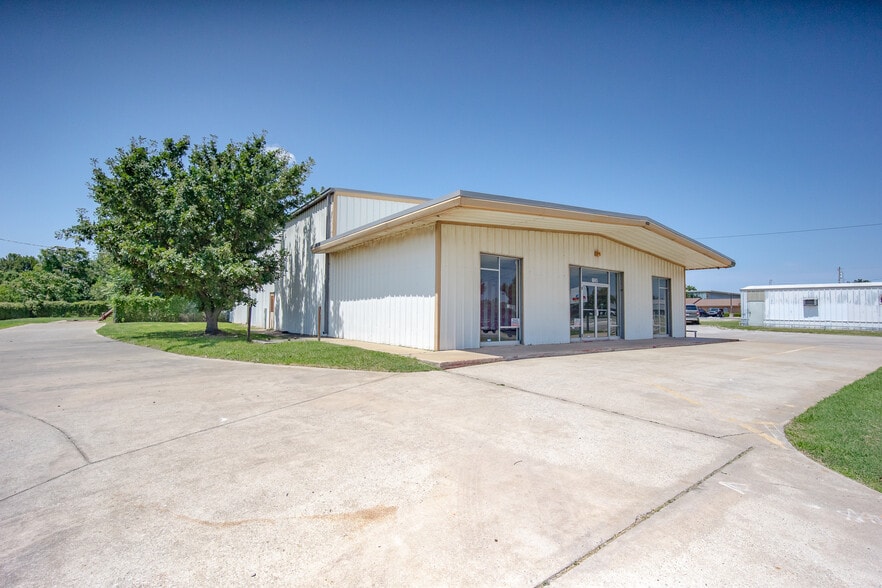 6845 S Western Ave, Oklahoma City, OK for lease - Building Photo - Image 2 of 50
