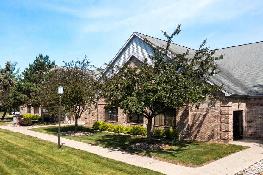 3965 Okemos Rd, Okemos, MI for lease - Building Photo - Image 1 of 5